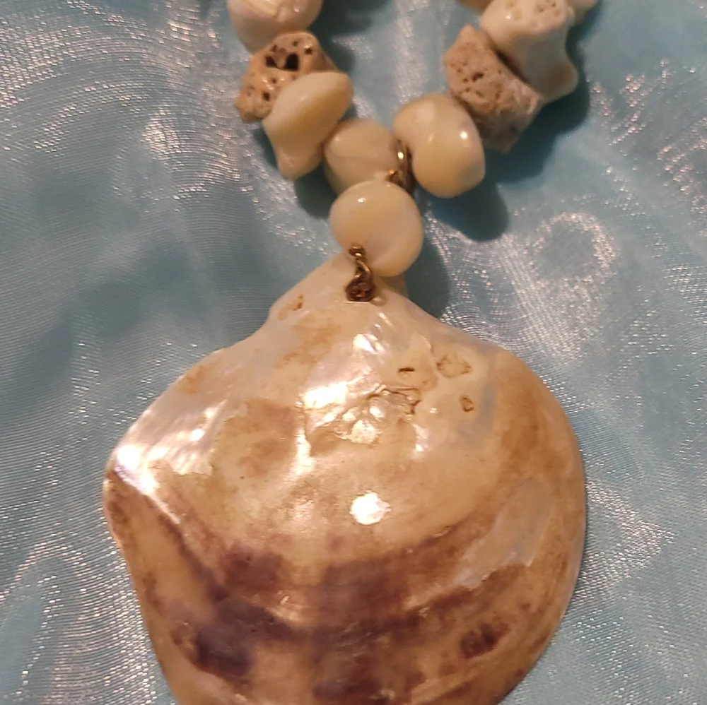 Breathtaking Coral Beaded🪸 Necklace with Mother of pearl Shell ..15 inches.. - Picture 8 of 8